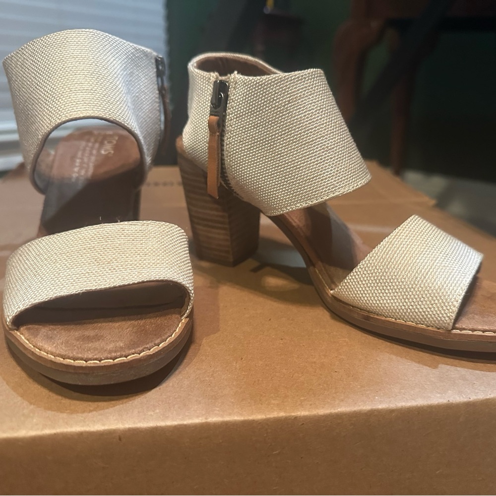 NWOT TOMS Majorca heeled natural sandal